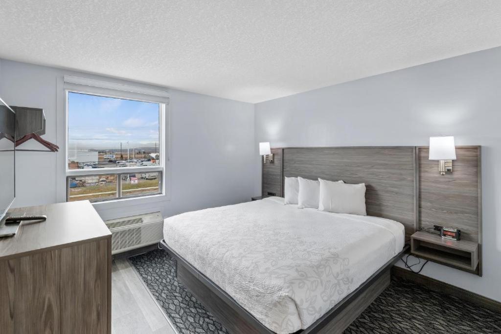 Emerald Hotel & Suites Calgary Airport Buitenkant foto