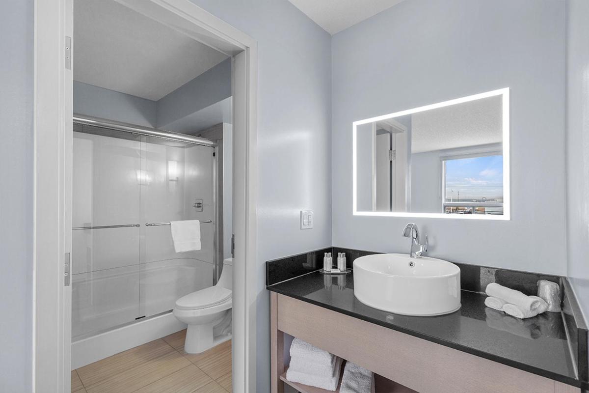 Emerald Hotel & Suites Calgary Airport Buitenkant foto